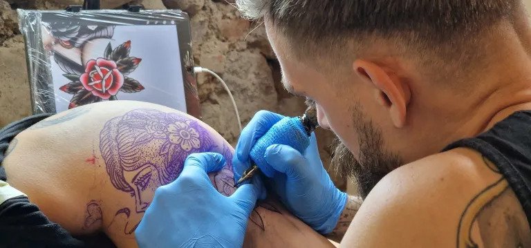 Unul dintre cei mai cunoscuţi artişti tatuatori din Europa