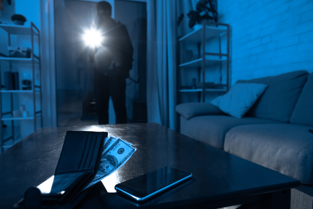 Minor arestat preventiv pentru furt calificat. A sustras un telefon mobil dintr-o locuință/Foto: Depositpshotos.com