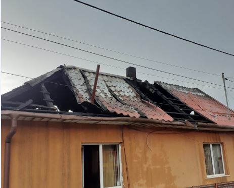 O locuință din Valea Drăganului a fost distrusă de un incendiu. Pompierii au intervenit cu trei autospeciale/Foto ISU Cluj