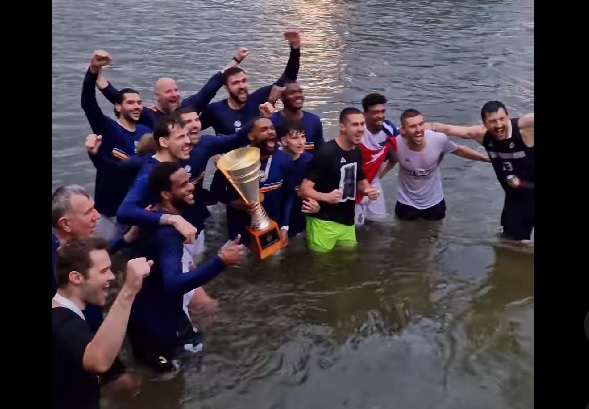 Jucătorii U-BT Cluj-Napoca au făcut baie în Someș. FOTO: Captură ecran