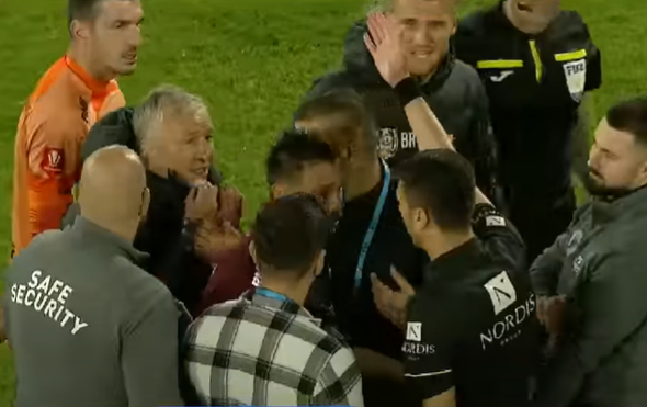 Dan Petrescu vizibil nervos la finalul meciului contra Farului Constanța/ Foto: captură ecran video digisport.ro
