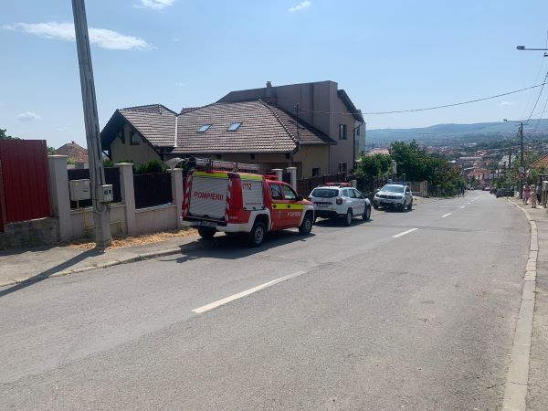 Un bătrân de 86 de ani a rămas prins sub un zid care s-a prăbușit peste acesta pe strada Codrului din Cluj-Napoca/ Foto: ISU Cluj