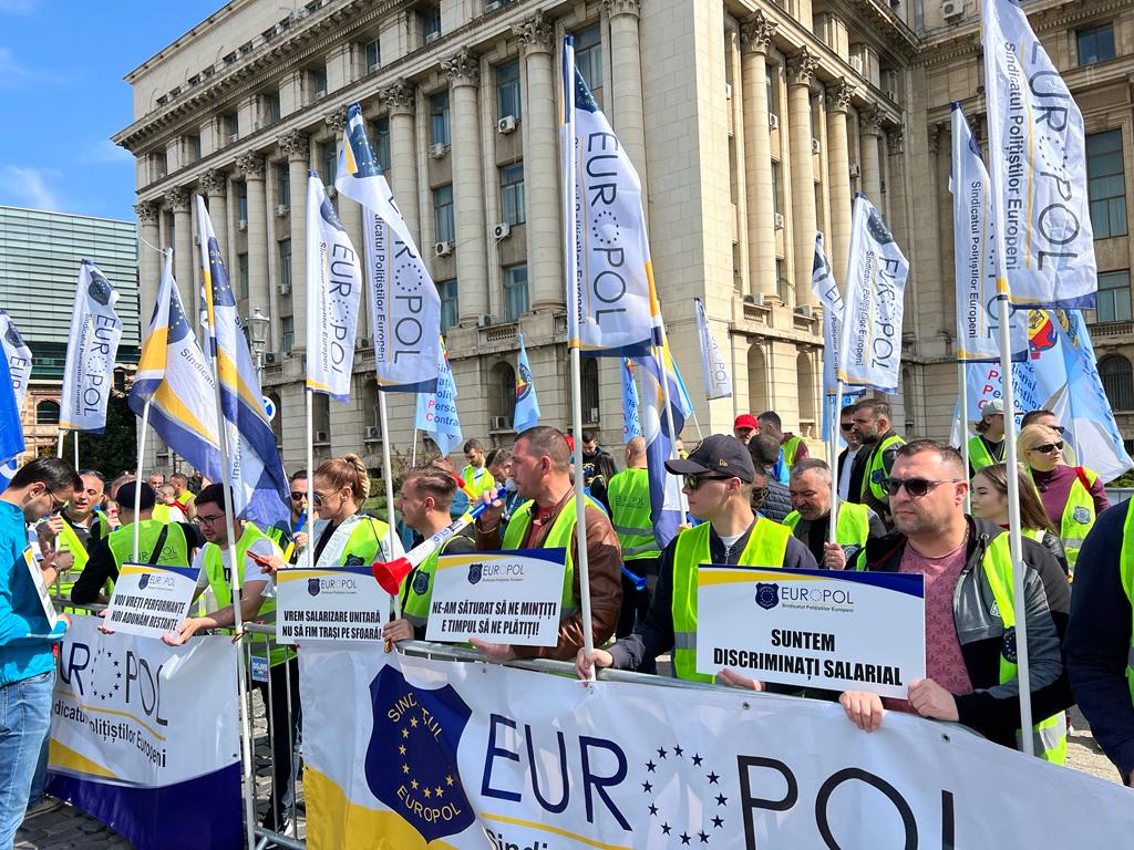Polițiștii protestează în fața MAI și amenință cu blocarea activității. FOTO: Europol