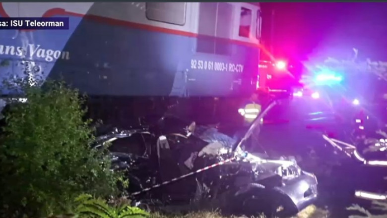 O maşină a fost lovită de locomotiva unui tren