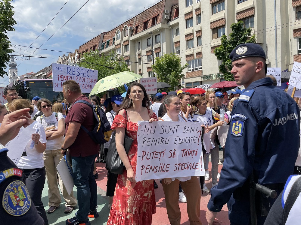 Profesorii clujeni au protestat în fața Prefecturii blocând circulația. Foto monitorulcj.ro