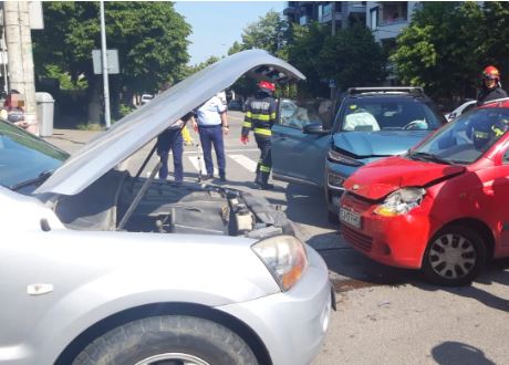 Triplă tamponare pe strada Constantin Brâncuși. Intervine ambulanța SMURD/Foto: ISU Cluj