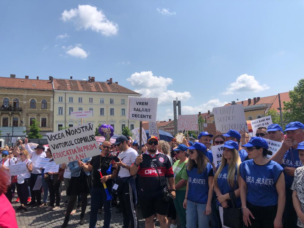 Greva din școli continuă: „Nu ne mai trimiteți la clase! Asumați-vă că educația va fi prioritate națională”. FOTO: monitorulcj.ro/ Carmen LUCUȚ
