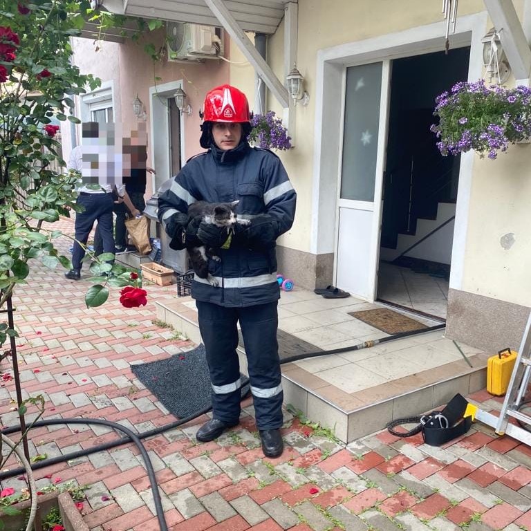 Subsol incendiat pe strada Ilie Măcelaru. FOTO: ISU Cluj
