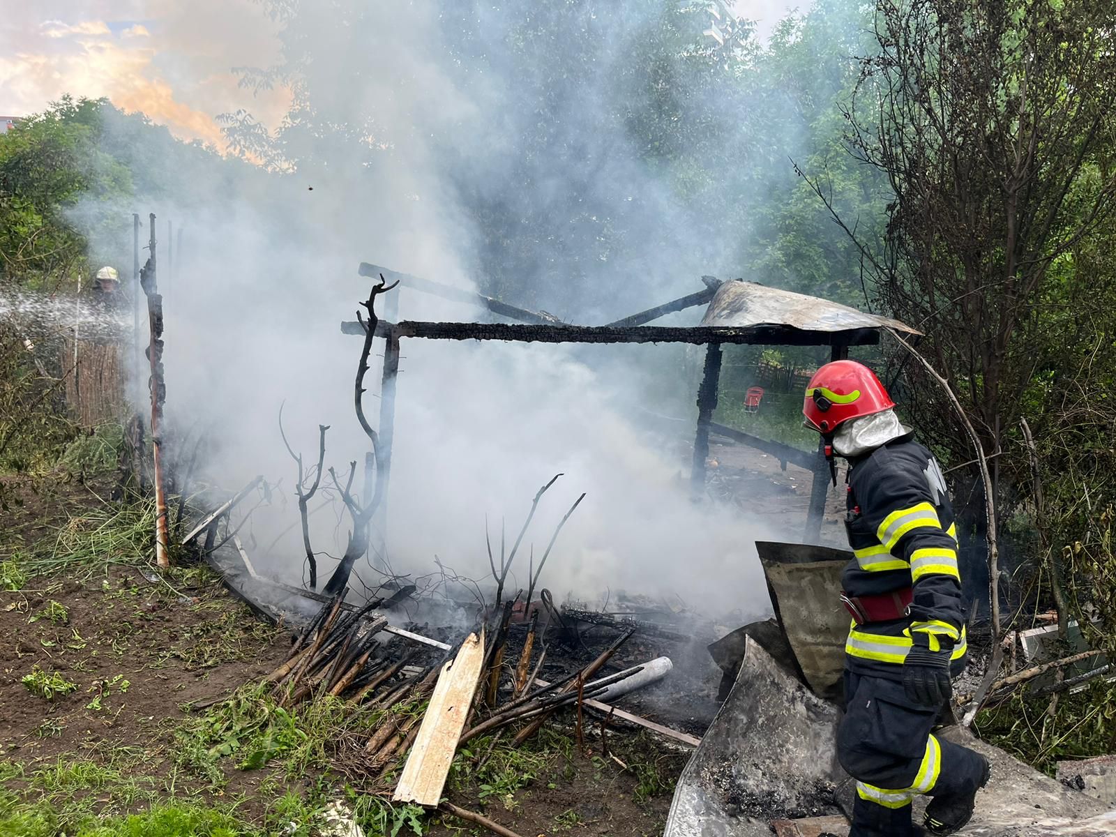 O locuință improvizată de o persoană fără adăpost a luat foc. FOTO: ISU Cluj