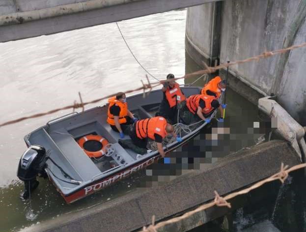 Trupul unui bărbat înecat în râul Mureş a fost scos din apă de pompierii din Târgu Mureş/ Foto: ISU Mureș