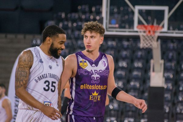 Căpitanul echipei U-BT Cluj Patrick Richard și jucătorul de baschet Mihai Măciucă