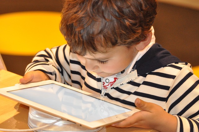 Copil pe tabletă/ Foto: pixabay.com