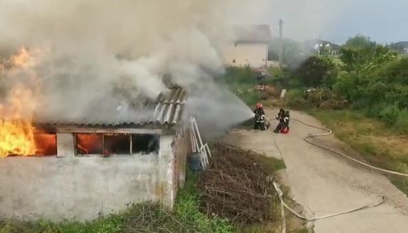 Incendiu la o hală din Jucu
