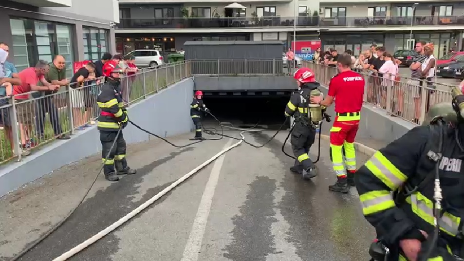 Intervenție la subsolul unui bloc din Mărăști. O mașină a luat foc. 35 de persoane au fost evacuate. Foto ISU Cluj