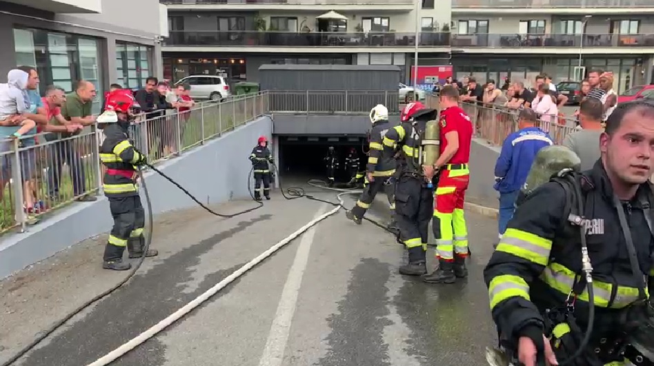 Zeci de pompieri au fost mobilizați să stingă un incendiu în Mărăști. Foto ISU Cluj