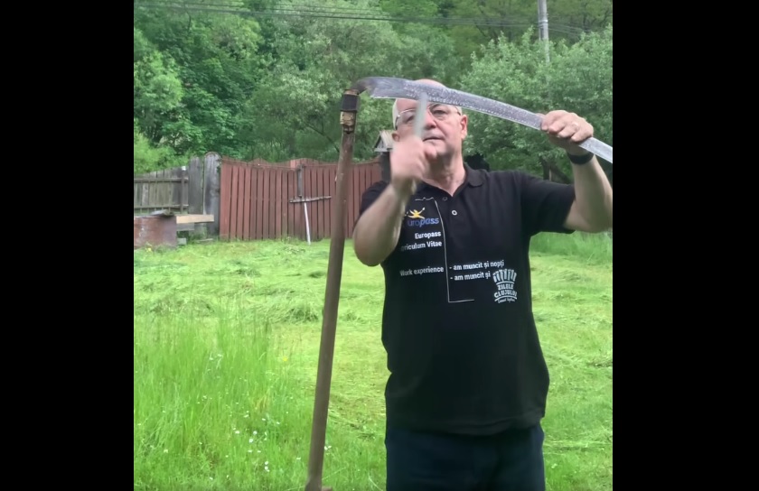 Emil Boc s-a întors în Răchițele și a cosit curtea. Foto Facebook Emil Boc