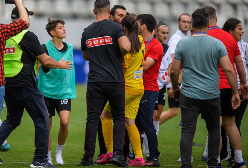 Bătaie între jucătoarele de fotbal feminin. Foto gsp.ro