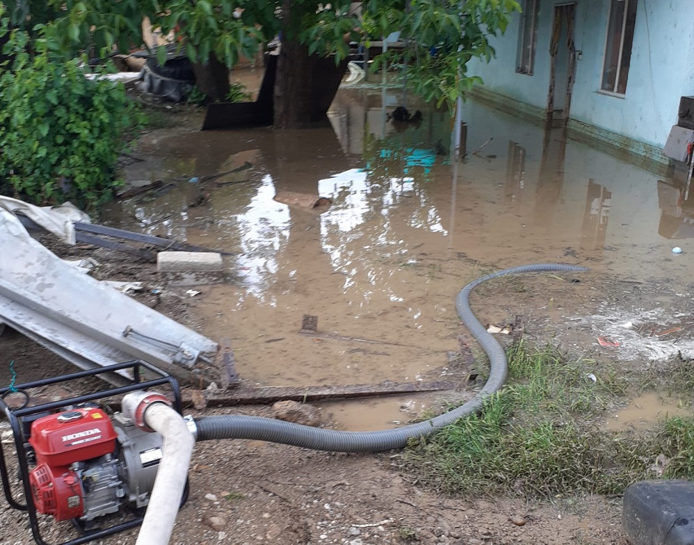 Pompierii acționează pentru scoaterea apei din locuințe. Foto ISU Cluj