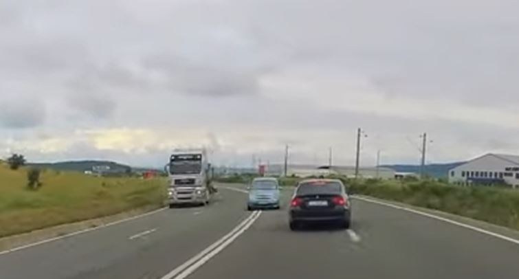 Depășire inconștientă / Foto: captură video gherlainfo.ro