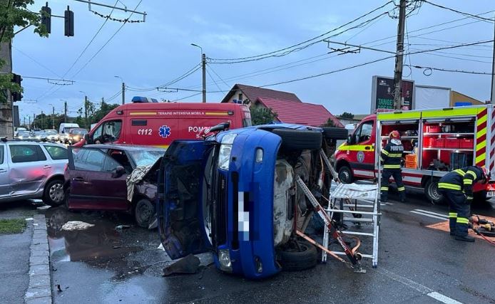 Mai multe persoane au fost descarcerate în urma unui accident pe strada Traian Vuia din Cluj-Napoca/Foto: ISU Cluj