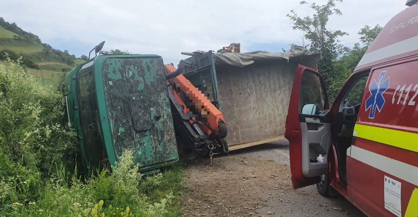 Autoutilitară răsturnată în localitatea clujeană Sâmboieni - 15.06.2023 / Foto: IPJ Cluj
