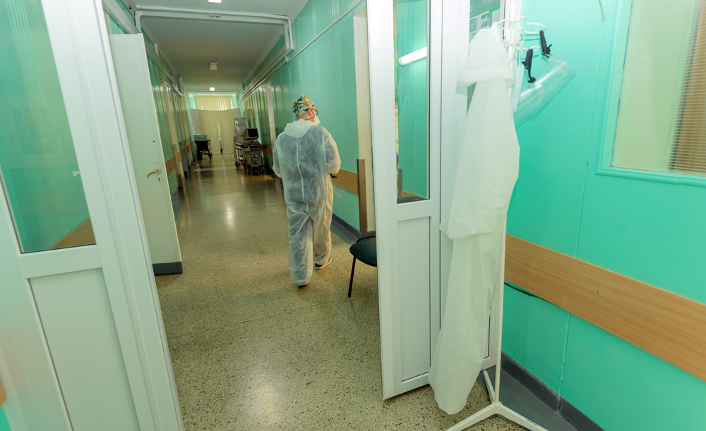 Persoană pe holul unui spital / Foto: depositphotos.com