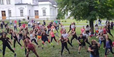 Spectacol Zumba în Parcul Central pentru copiii dependenți de dializă