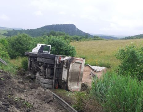 Camion răsturnat în județul Cluj