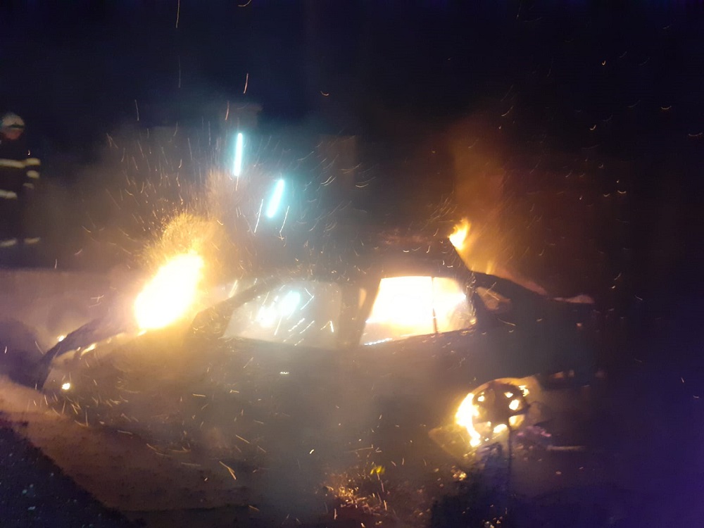 O mașină s-a făcut scrum în urma unui accident la Fundătura. Foto: ISU Cluj)