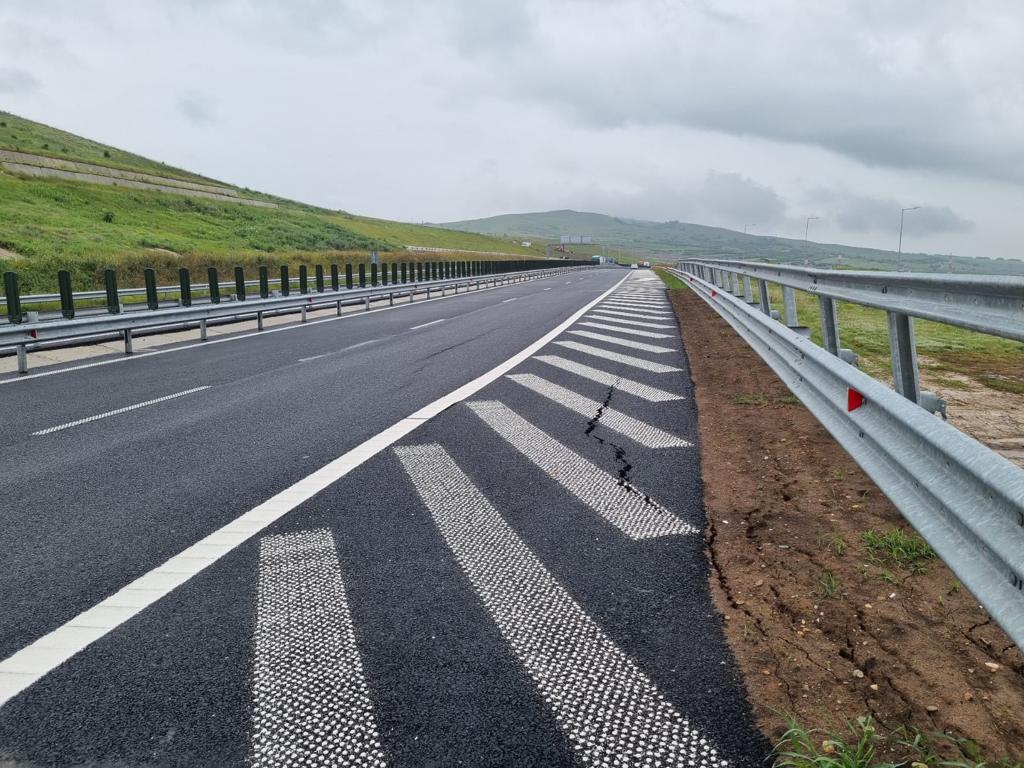 Fisuri în asfalt și denivelări pe Autostrada Sebeș-Turda. Foto: Facebook DRDP Cluj