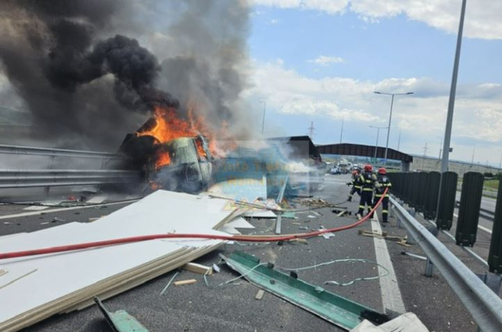 Incendiu la un camion pe A10 / Foto: infotraficromania.ro