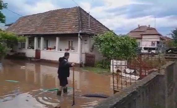 Gospodărie inundată în localitatea Luna
