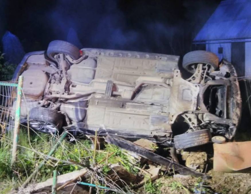 Mașina răsturnată în care a murit tânărul de 19 ani / Foto: bistriteanul.ro