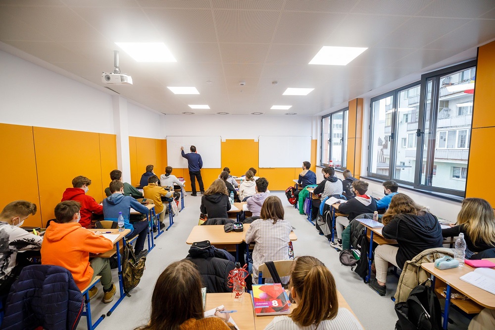 Absolvenții de clasa a XII-a nu se înscriu la bacalaureat. Foto: Facebook Emil Boc