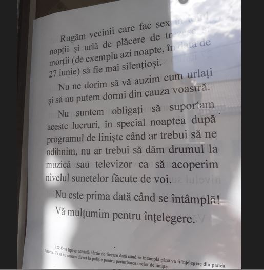 Afișul pus la intrare în bloc
