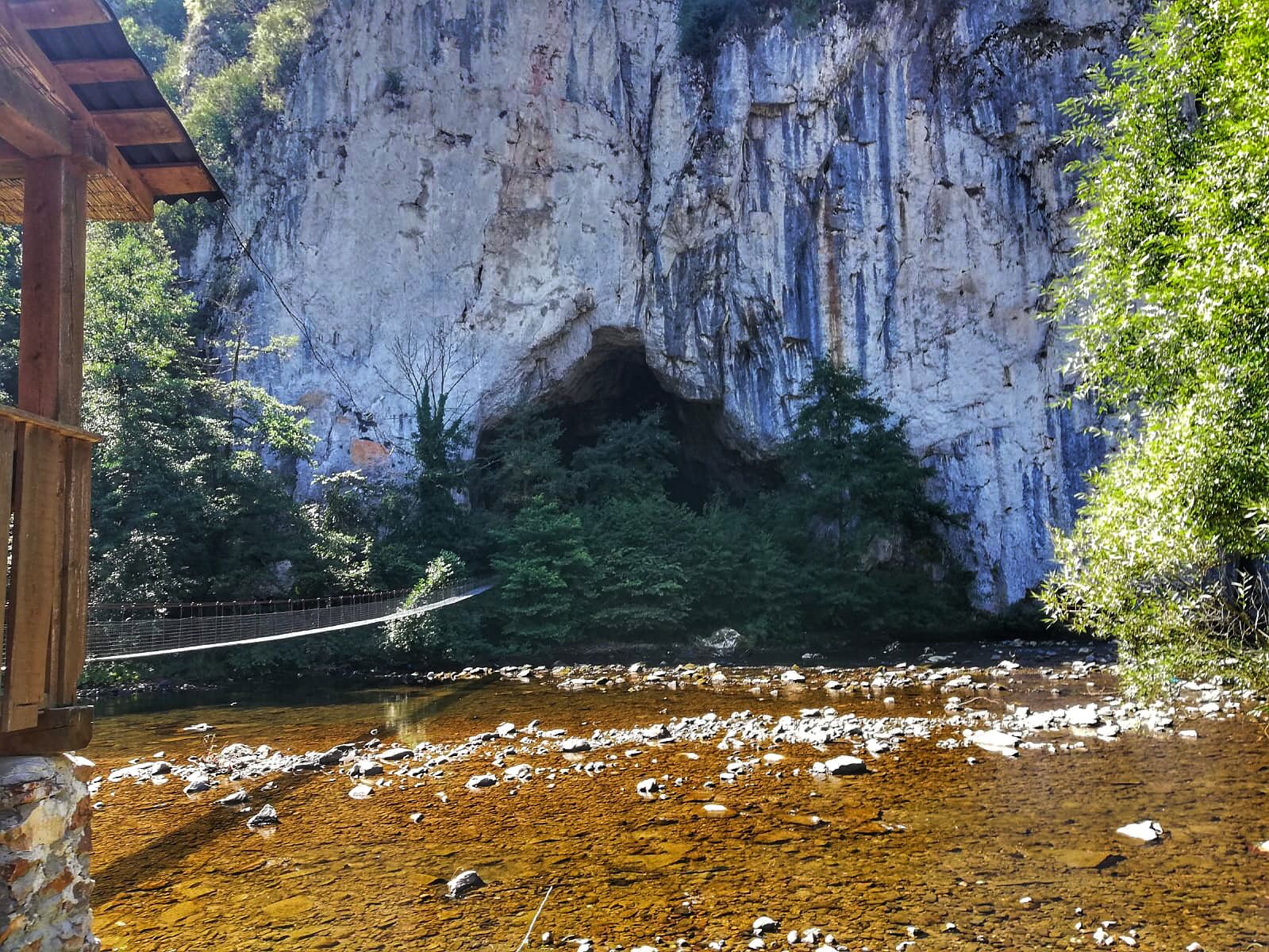 Intrarea în Peștera Unguru Mare