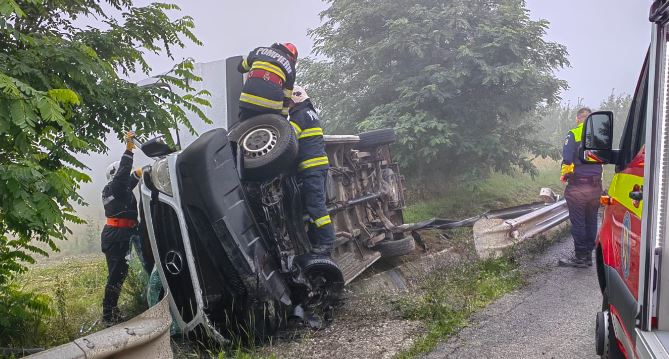 Microbuz răsturnat la Gherla / Foto: ISU Cluj