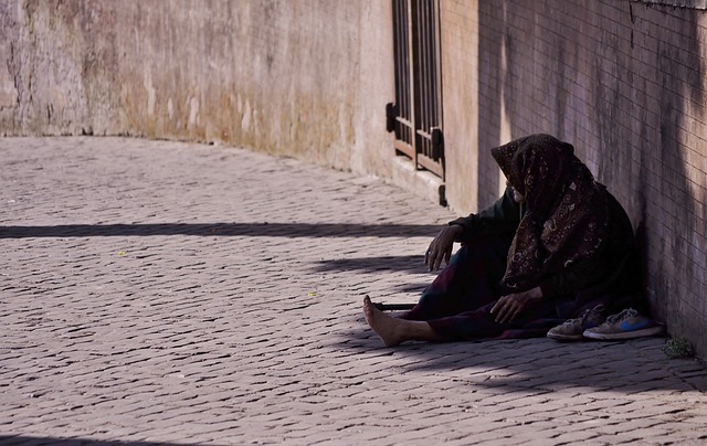 Persoană care cerșește/ Foto: pixabay.com