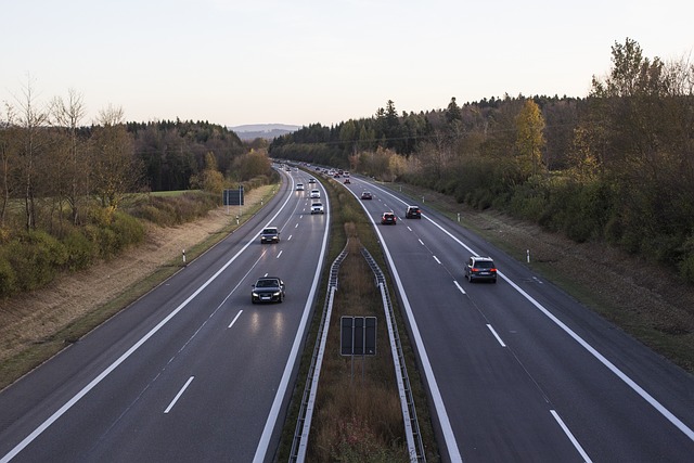 Mașini pe autostradă/ Foto: pixabay.com