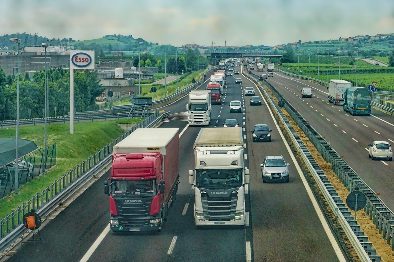 Mașini pe autostradă. Cât câștigă un șofer? Foto: Pixabay