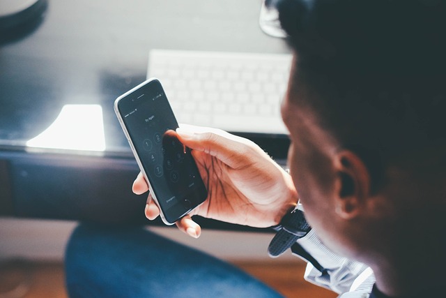 Bărbat care încearcă să sune de pe telefonul mobil/ Foto: pixabay.com