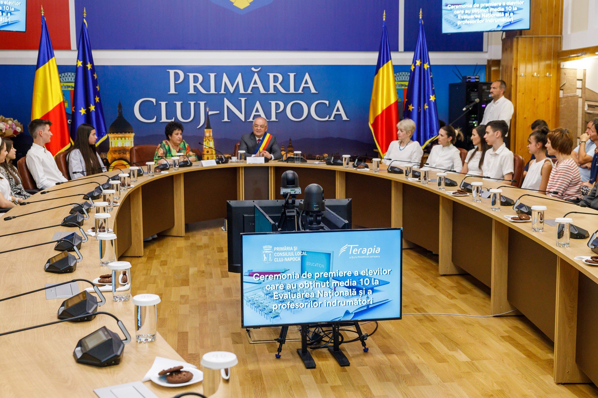 24 de elevi cu 10 „pe linie” la Evaluarea Națională și profesorii lor vor fi premiați cu 1.000 de lei. FOTO: Facebook/ Emil Boc