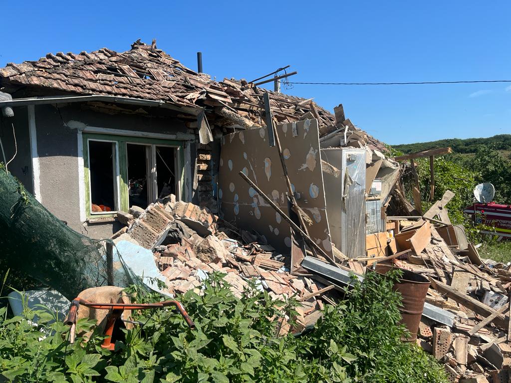 Explozie la o casă din localitatea Băița