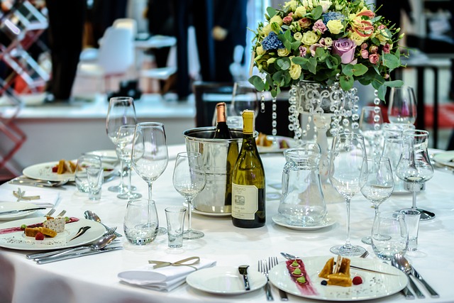 Mâncare aranjată pe masă la eveniment/ Foto: pixabay.com