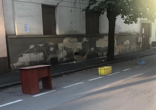Cum își rezervă unii clujeni locurile de parcare / Foto: INFO TRAFIC jud. CLUJ - Liber la comment :)