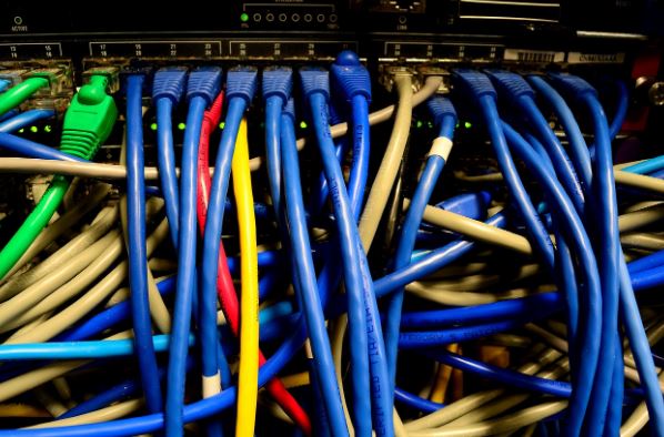 Tineri depistați în flagrant când furau cabluri de internet în centrul municipiului Cluj-Napoca/Foto: pixabay.com