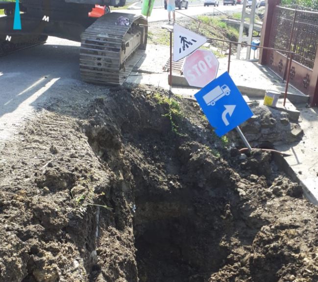 Pompierii clujeni au intervenit pentru salvarea unui bărbat prins sub un mal de pământ