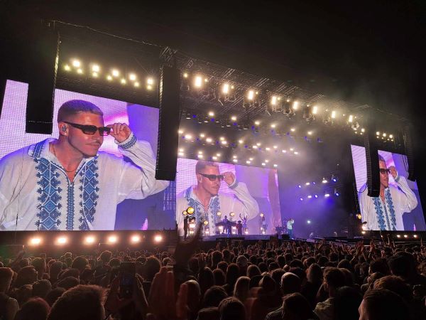Macklemore a urcat îmbracăt într-o ie româneascî/ Foto: Bianca PREDA - monitorulcj.ro