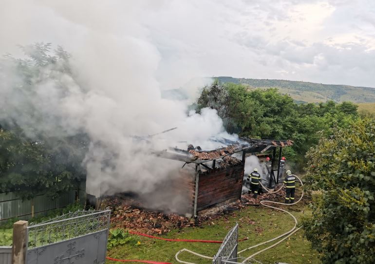 Grajd cuprins de flăcări în Petreștii de Jos. Incendiul ar fi fost cauzat de un trăsnet/Foto: ISU Cluj