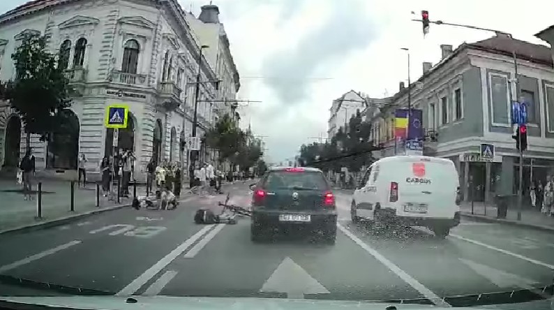 Un biciclist a pus oameni la pământ în centrul Clujului / Foto: Info Trafic Cluj-Napoca